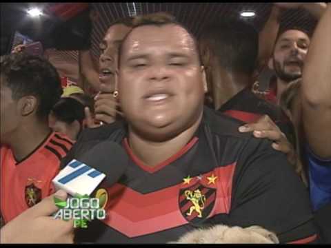 Torcida do Sport invade aeroporto para receber o atacante André