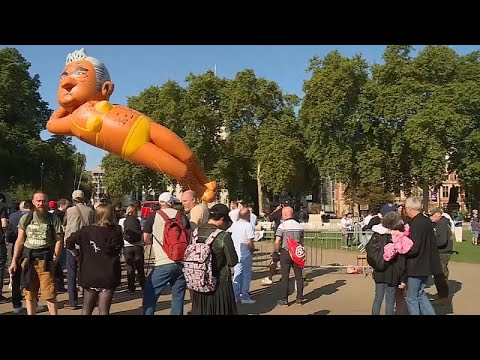 شاهد بالون ضخم يصورعمدة لندن بالبكيني الأصفر وسط احتجاجات على سياسته…