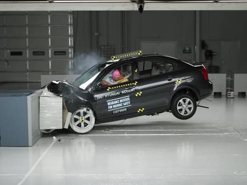 2007 Hyundai Accent 40 mph moderate overlap IIHS crash test