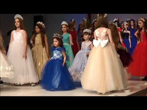 Показ в доме мод Вячеслава Зайцева