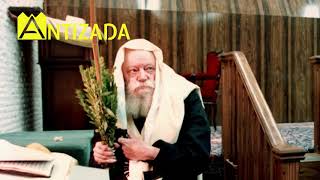 הרבי מליובאוויטש מנגן והיא שעמדה (ק"צ) - התמונה מוצגת ישירות מתוך אתר האינטרנט יוטיוב. זכויות היוצרים בתמונה שייכות ליוצרה. קישור קרדיט למקור התוכן נמצא בתוך דף הסרטון