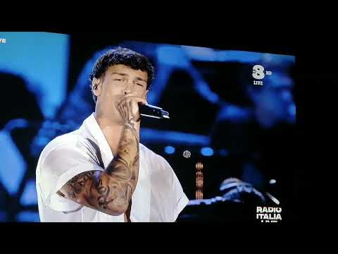 BLANCO MINA UN BRICIOLO DI ALLEGRIA A RADIO ITALIA LIVE IN TV