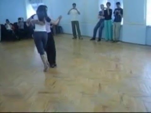  Silvina Valz  and  Oliver Kolker  are  dancing  to  the  milonga  "  Reliquias Porteñas  "