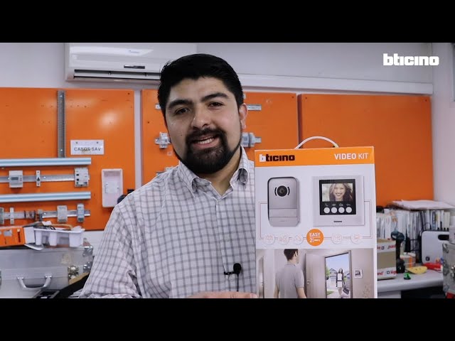 Vídeo relacionado con Bticino Easykit - 317913 - Kit de videoportero básico monofamiliar con 2 Cables con: 1 botón Externo, Timbre y cámara, 1 Monitor Interno de 7 Pulgadas a Color Manos Libres