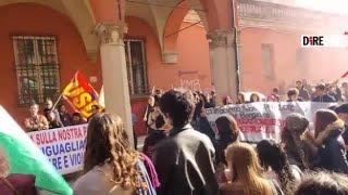 Sciopero scuola, il video della manifestazione di Bologna: «Vogliamo educazione sessuale affettiv...