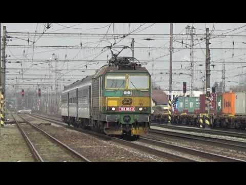 Zelený Peršing 163.062 přijíždí do stanice Mělník 1.4.2021