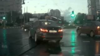 &#39;Ghost car&#39; comes out of nowhere in Russian intersection
