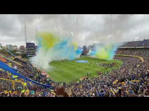 "Siempre Boca!!! Domingo de lluvia en La Bombonera!!" Barra: La 12 &bull; Club: Boca Juniors &bull; País: Argentina
