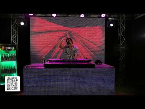 Pettruz in the house