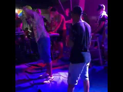 Mc tonta violentamente