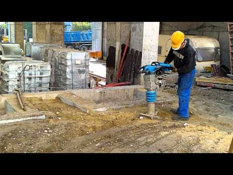 procesul de compactare a solului cu compactorul cu vibratii