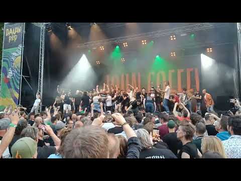 John Coffey with public on stage @DauwpopHellendoorn  2023