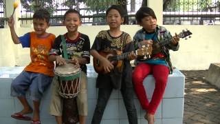 Download lagu [NGAKAK] Pengamen Cilik Lucu Kreatif dan Merdu - Buka Sitik Jooos!!! mp3