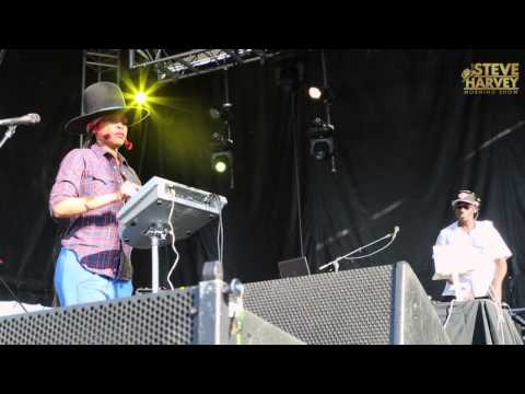 Erykah Badu Makes a Beat With Pete Rock