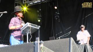 ERYKAH BADU MAKES A BEAT WITH PETE ROCK