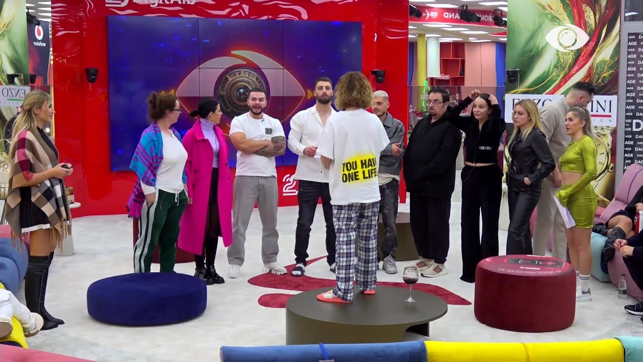 Banorët bëjnë prova të gjithë së bashku, Egla i këshillon