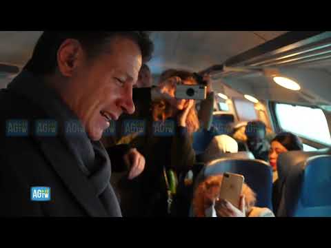 Lombardia, Conte incontra i pendolari a bordo del treno Vigevano-Milano: «Troppi disservizi»