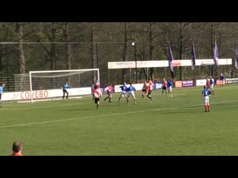 Stefan scoort uit hoekschop tweelingbroer Tim voor Geinoord D1