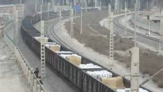preview picture of video '[China Railway]Longhai Line HXD1B Freight Train 隴海線HXD1B牽引貨物列車'