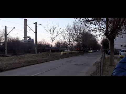 Trenul IR 1753 Bucuresti nord - Suceava nord cu locomotiva EA 255 cu un mecanic de treaba