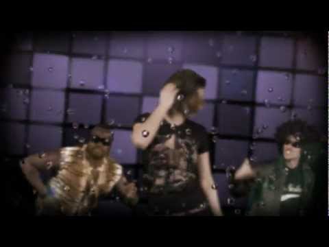 FlowOne & Reatsch - Love Parade im Hausflur (Luv Päräd im Hausfloa) (Official / HD)