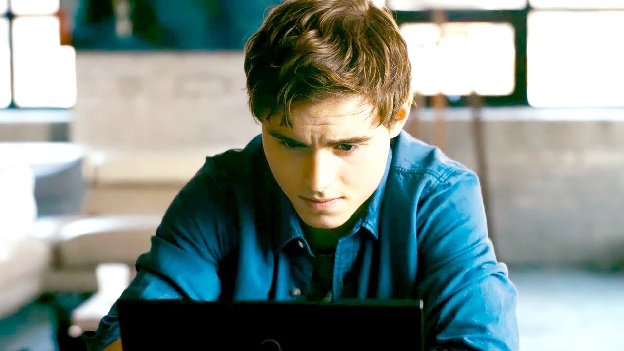 A mãe de um HACKER é demitida de um banco, então ele INVADE todo o sistema e rouba MILHÕES