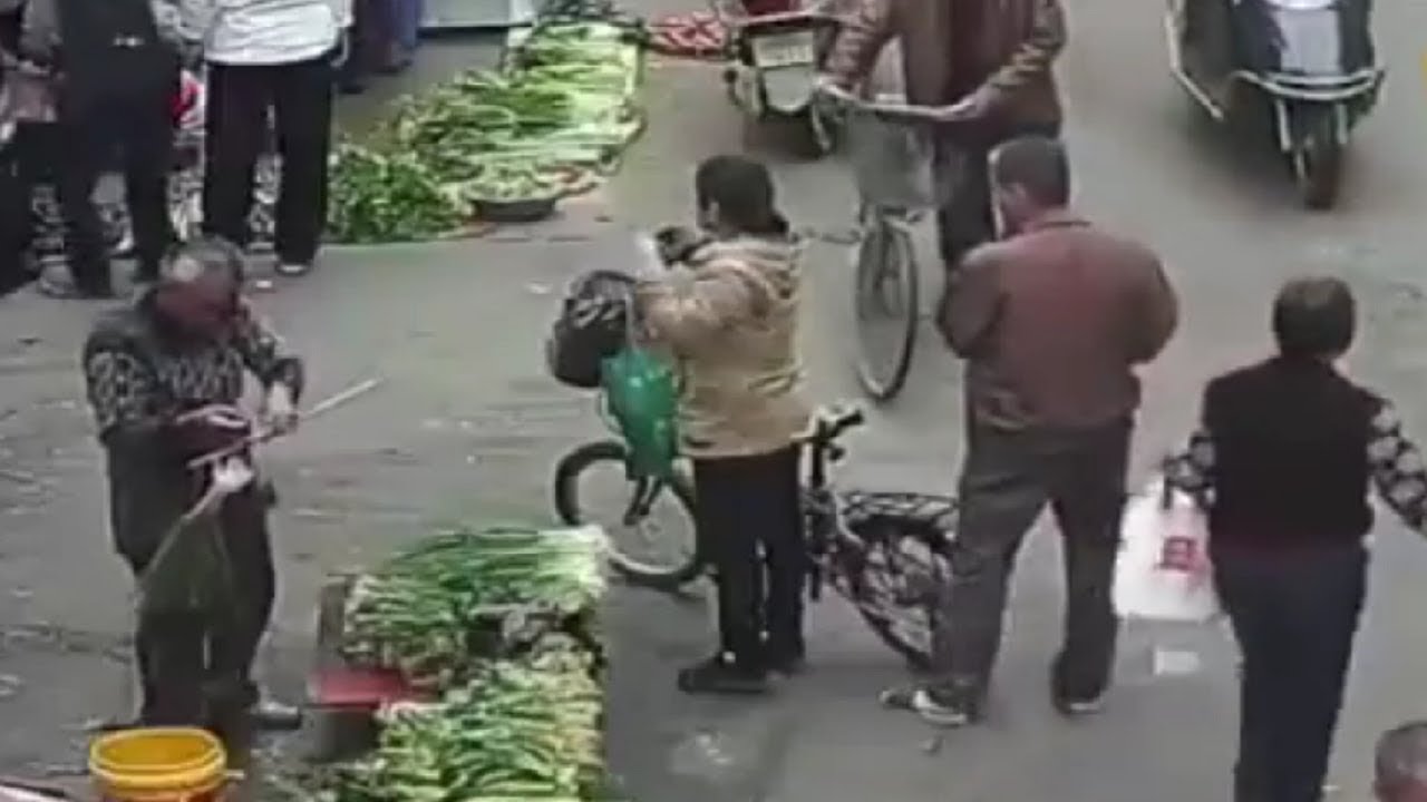 Кража телефона при помощи палочек для еды