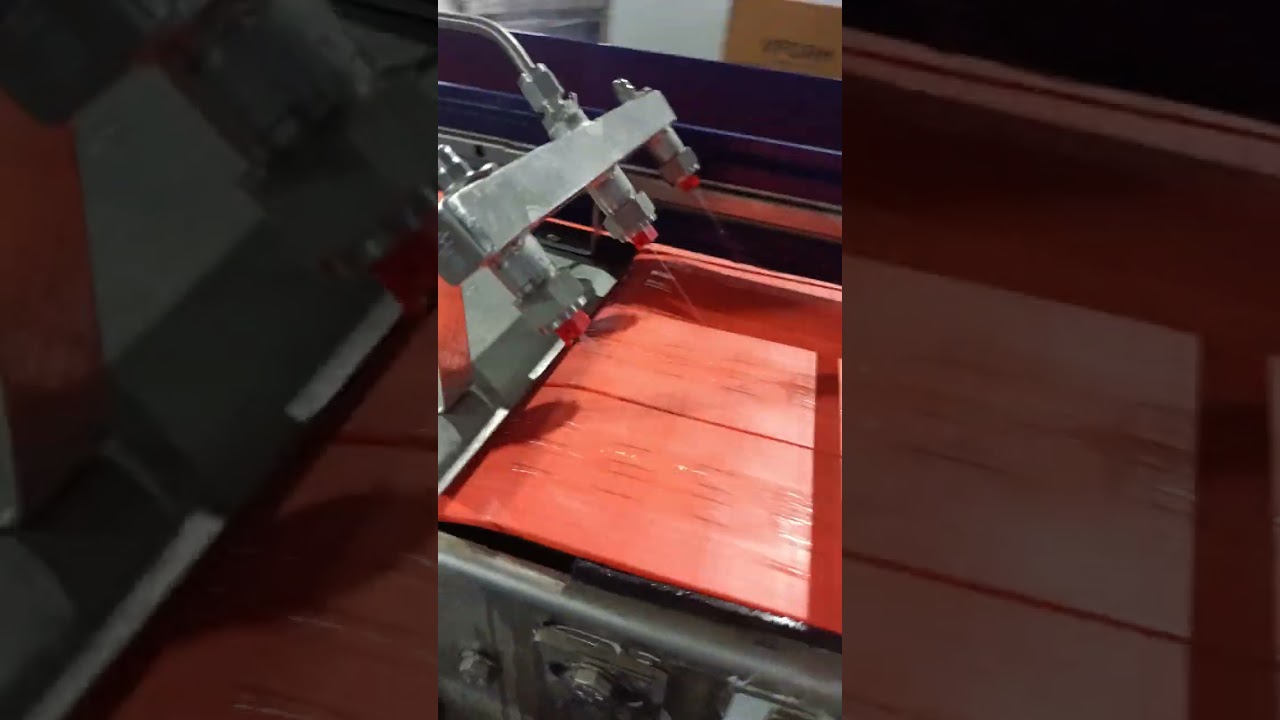 Conveyor lubrication system for smooth bottles moving