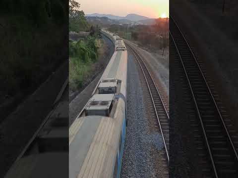 Trem de passageiro passando pela cidade de Conselheiro Pena MG