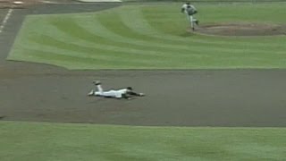 NYY@BOS: Bellinger's diving stop keeps perfecto alive
