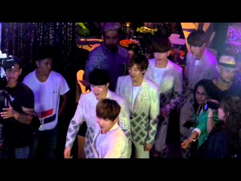 150422 Jun playing with the fans + UKISS entrance for the presscon