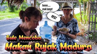 Download lagu New Zealander try to eat RUJAM MADURA ( Traditional Salad from Madura Island ) mp3