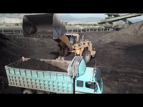 Caterpillar 990 Wheel Loader Loading Coal On Trucks With Two Passes - Ektor Epe