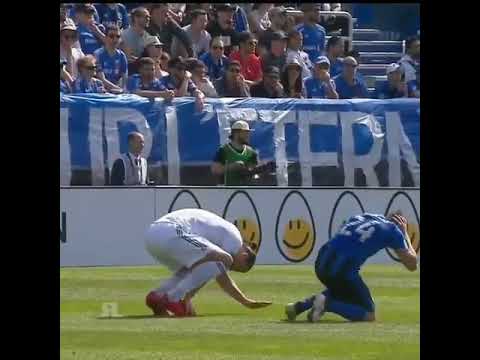 Zlatan Ibrahimovic memukul pemain lawan, langsung kartu merah!!!