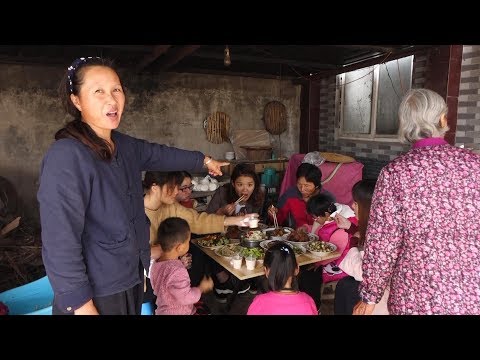 农村妈妈和婆婆做的啥饭？几十个人跑来吃，镜头带你了解真实农村