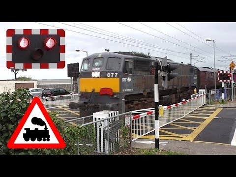 Railway Crossing - Merrion Gates - IE 071 Class Loco 077 on ‘The Slaney’