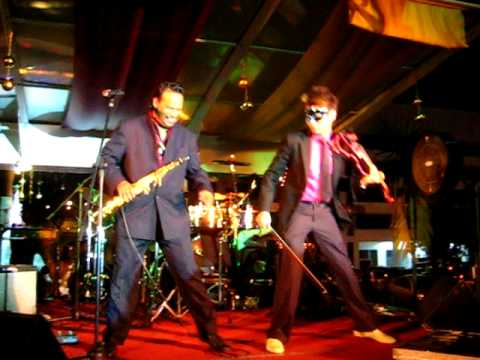 Prelude in F minor by Dennis Lau Electric Violinist@ Souled Out Christmas 2008