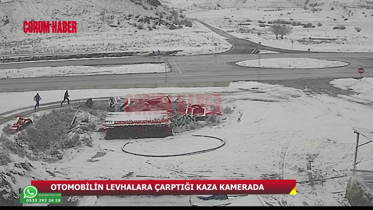Çorum'da otomobilin trafik levhalarına çarptığı kaza anı kamarada