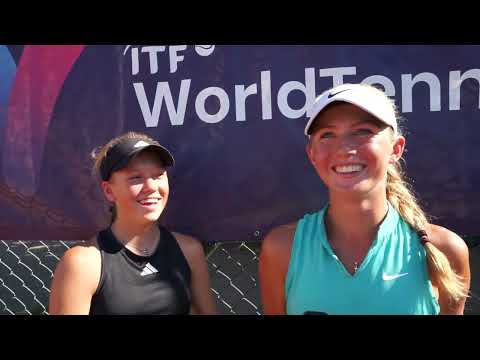 Alena Kovačková a Laura Samsonová po zisku deblového titulu na RPM Junior Prague Open 2023