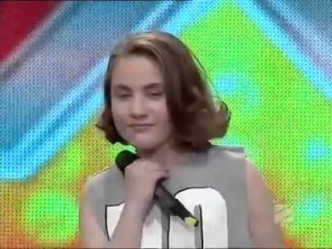 Menina canta em programa musical com a voz da cantora Adele