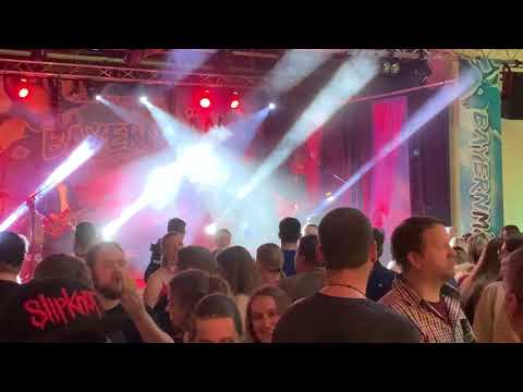 Bayernmän spielt „Zombie“ auf der „Hasenparty“ in Grünsfeld am 2023-04-09.