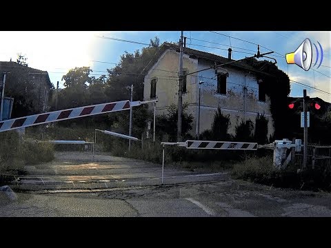 Passaggio a livello Montechiaro-Denice (AL) treno in transito # level crossing # bahnübergang