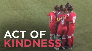 Download lagu Lawan berkerumun di sekitar pemain sepak bola setelah jilbabnya terlepas saat pertandingan mp3