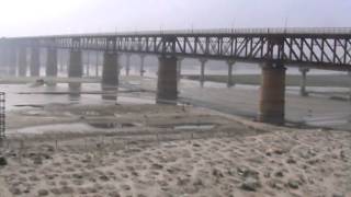 preview picture of video 'Crossing the Mighty Ganga On-Board Lucknow-Allahabad/Vindhyachal Intercity Express!'