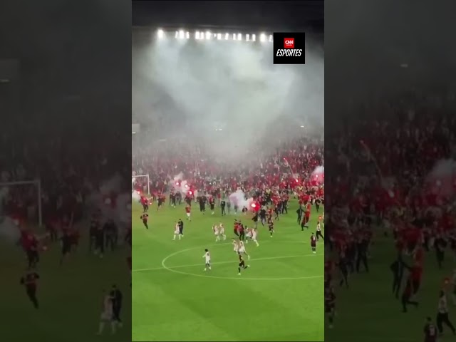 A minutos do título, torcedores invadem gramado e jogo é suspenso