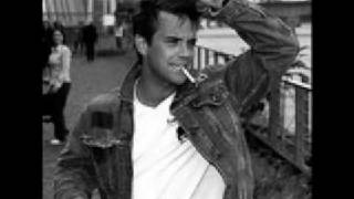 YouTube - Robbie Williams - Please don't die - slideshow