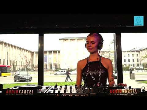 The Blue Oyster: Urtica / 24.04 / 16 - 17