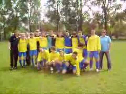 Sarto B1 poseert met regiobeker