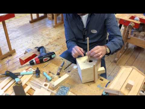 Slöjdvargen sätter dit en sittpinne på fågelholken