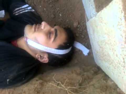 وداع محمود محمد البكري قبل دفنه في مدينة درعا في محافظة درعا